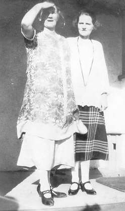 Daisy and sister Annie Barnard