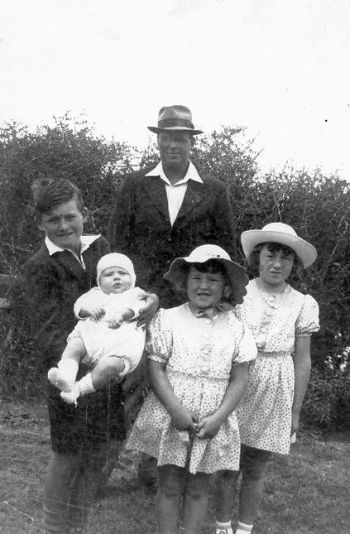 Colin and children Ken, Malcolm, Effie and Valerie - March 1941